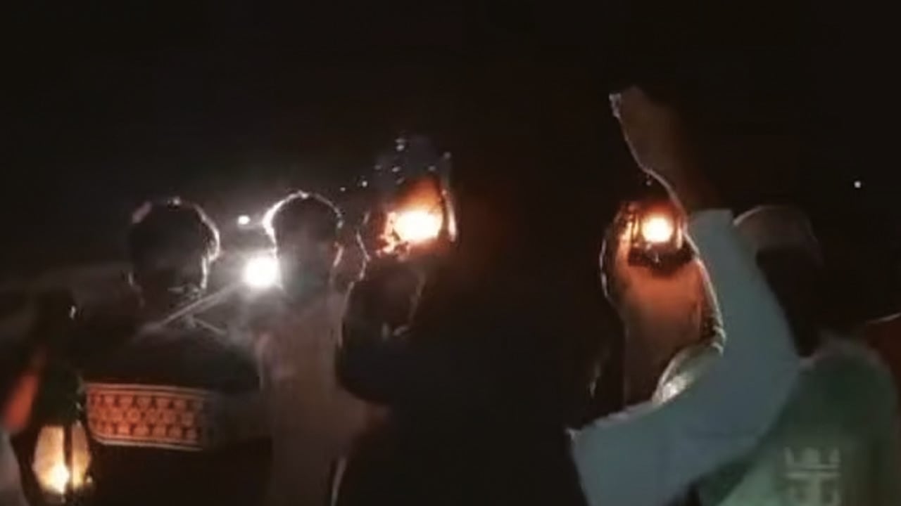 হারিকেন জ্বালিয়ে যুবলীগের ঝটিকা মিছিল