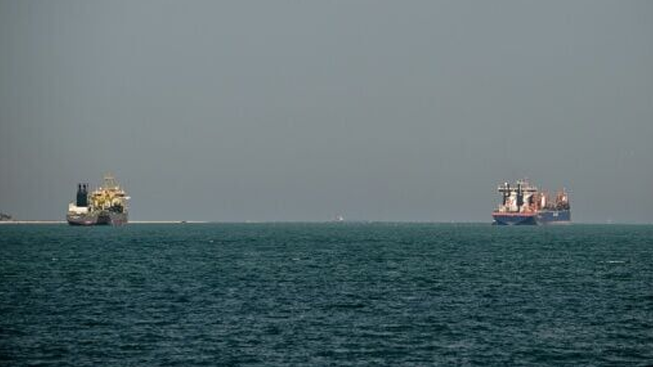 হরমুজ প্রণালি পার হলো চীনের দুই জাহাজ