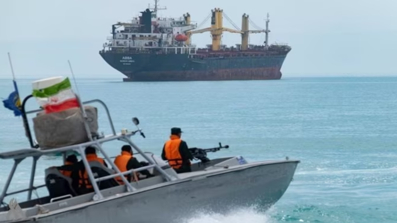 হরমুজ প্রণালিতে ৩ পণ্যবাহী জাহাজে ইরানের হামলা
