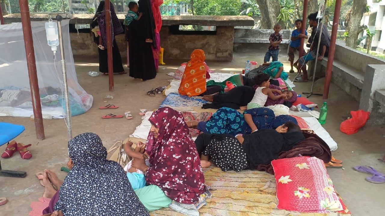হাসপাতাল কর্তৃপক্ষ ৫০ শয্যার কার্যক্রম শুরু করতে না পারায় সেবা নিতে আশা রোগীরা মাদুর বিছিয়ে শুয়ে আছেন।