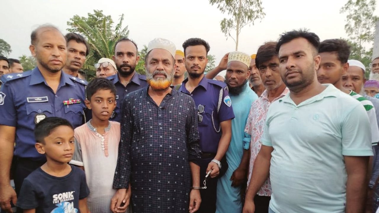 হাতকড়া নিয়ে বোনের জানাজায় আ.লীগ নেতা