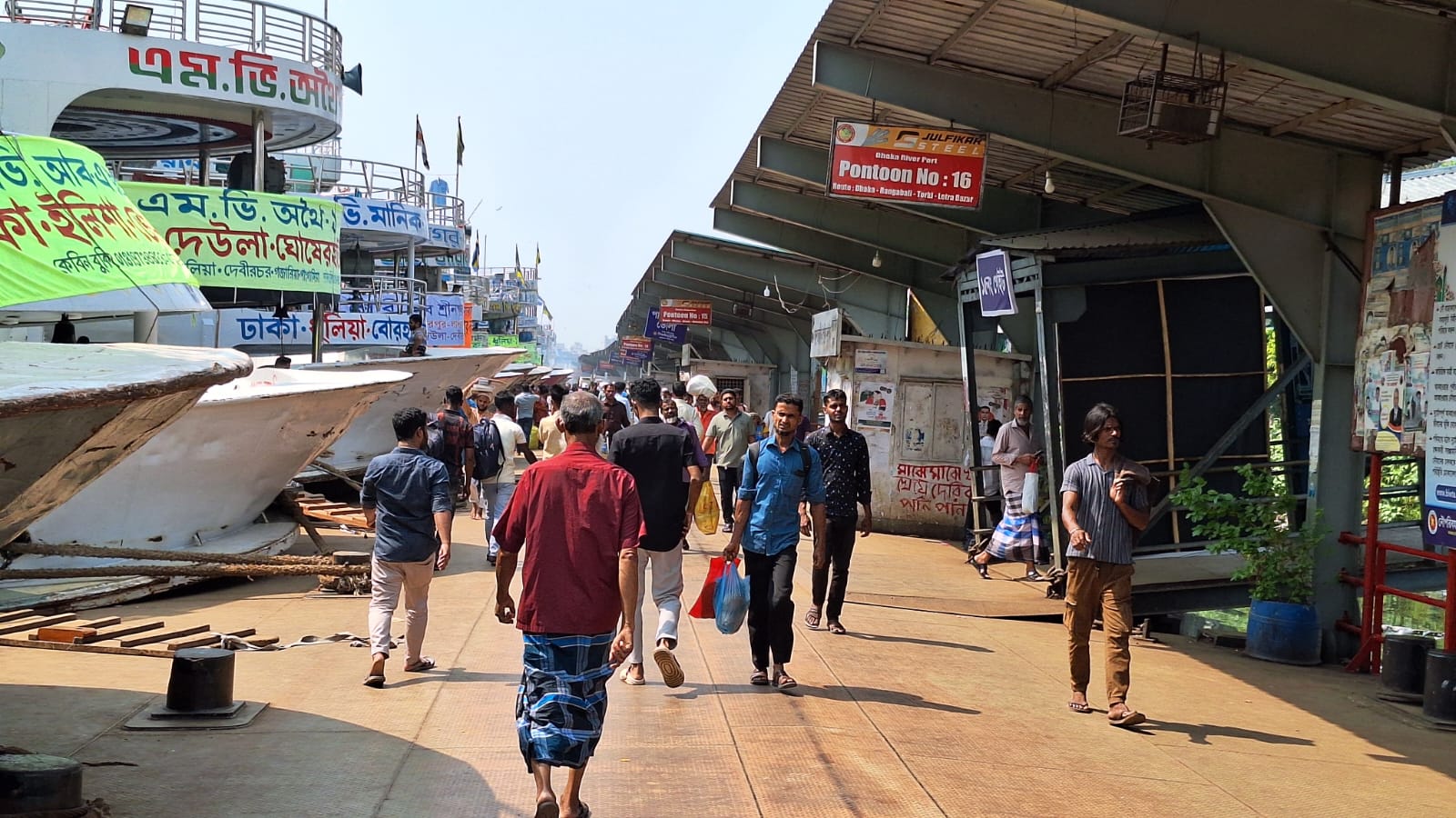 বাড়ি ফিরতে সদরঘাট লঞ্চ টার্মিনালে যাত্রীরা