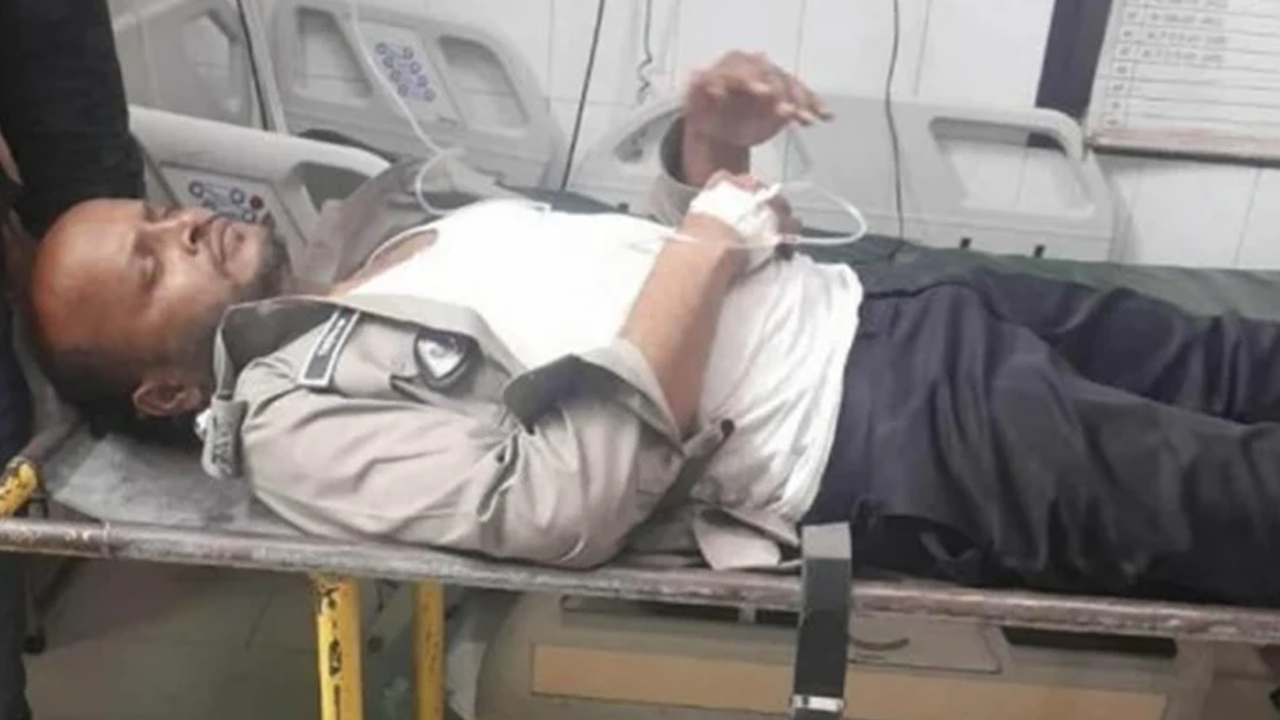 মাদকবিরোধী অভিযানে গিয়ে পরিদর্শক গুলিবিদ্ধ