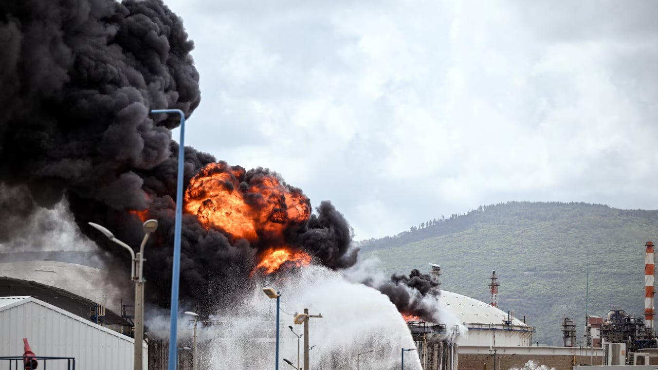 একটি ইরানি ক্ষেপণাস্ত্রের ধ্বংসাবশেষের আঘাতে ইসরায়েলের তেল শোধনাগারের একটি শিল্প ভবন ও জ্বালানি ট্যাংকার ক্ষতিগ্রস্ত হওয়ার পর হাইফায় আগুন লেগে যায়, ৩০ মার্চ। ছবি: রয়টার্স