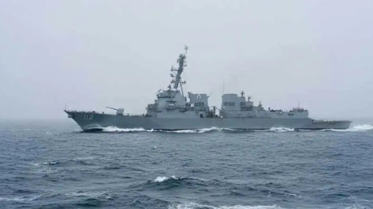 ইরানের সতর্কবার্তায় হরমুজ থেকে পিছু হটলো মার্কিন যুদ্ধজাহাজ