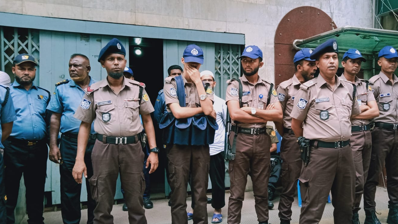 মানববন্ধন কর্মসূচিকে ঘিরে যেকোনো নাশকতা এড়াতে ইসলামী ব্যাংকের প্রধান কার্যালয়ের সামনে সতর্ক অবস্থান নেয় আইনশৃঙ্খলা বাহিনী