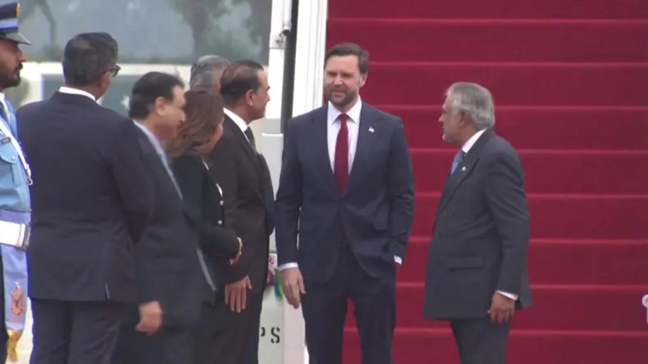 ইসলামাবাদ পৌঁছেছেন মার্কিন ভাইস প্রেসিডেন্ট