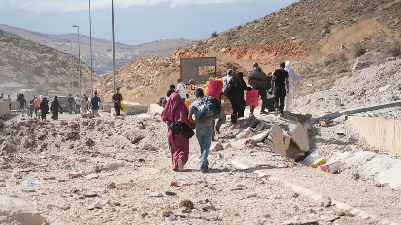 ইসরায়েলি হামলা থেকে বাঁচতে পাহাড়ে আশ্রয় নিচ্ছে বাস্তুচ্যুত পরিবার