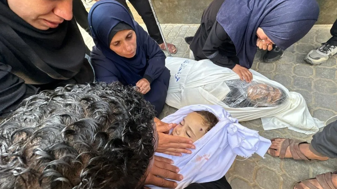 ইসরায়েলি হামলায় গাজায় ২ শিশুসহ গর্ভবতী মা নিহত