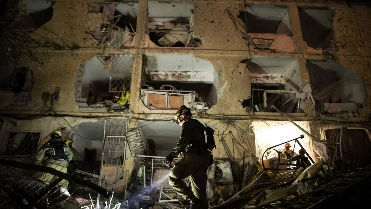 দক্ষিণ ইসরায়েলের ডিমোনায় ইরানি ক্ষেপণাস্ত্র হামলার পর একজন ইসরায়েলি সৈন্য ক্ষয়ক্ষতি পরিদর্শন করছেন, ২১ মার্চ। ছবি: রয়টার্স