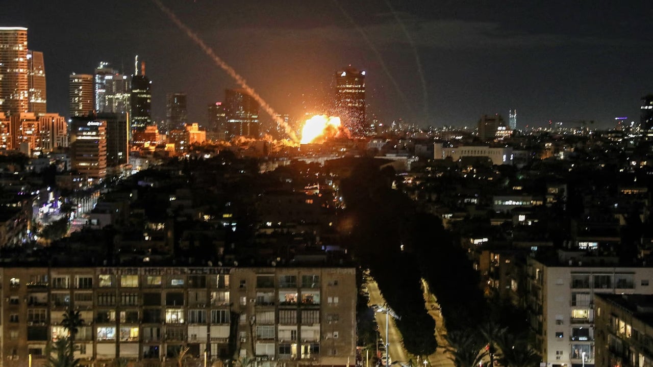 ইসরায়েলের তেল আবিবে ইরানি ক্ষেপণাস্ত্রের আঘাতে সৃষ্ট বিস্ফোরণ, ২৮ ফেব্রুয়ারি। ছবি: রয়টার্স