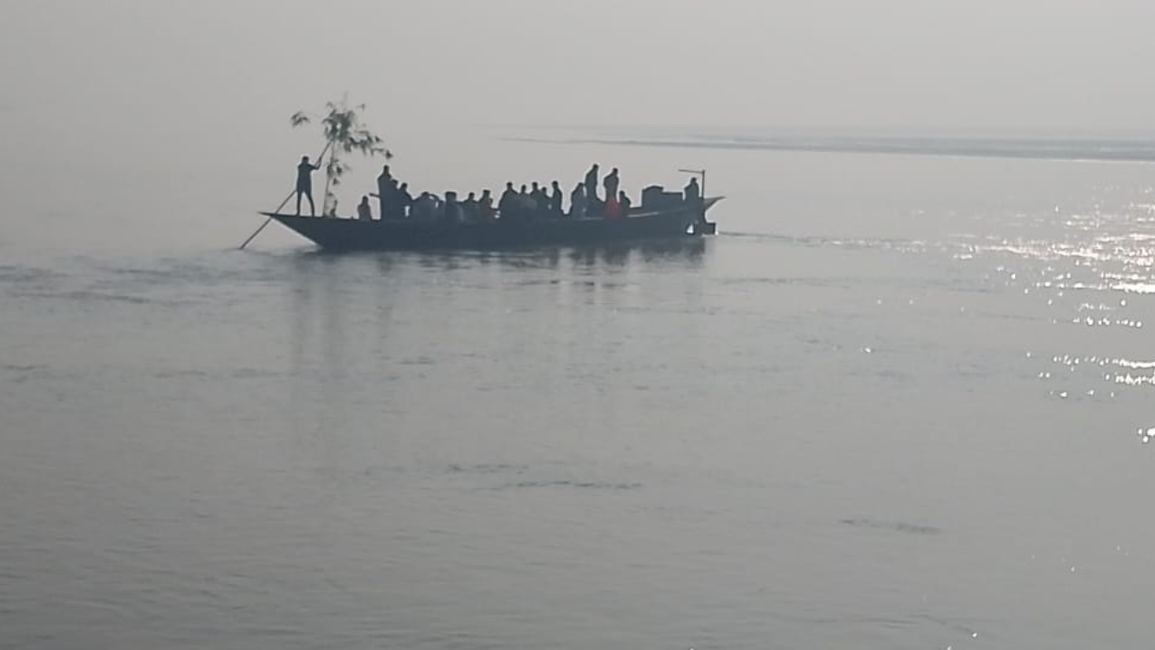 কাজিপুরে যমুনায় অসংখ্য ডুবোচর: পারাপারে ভোগান্তি