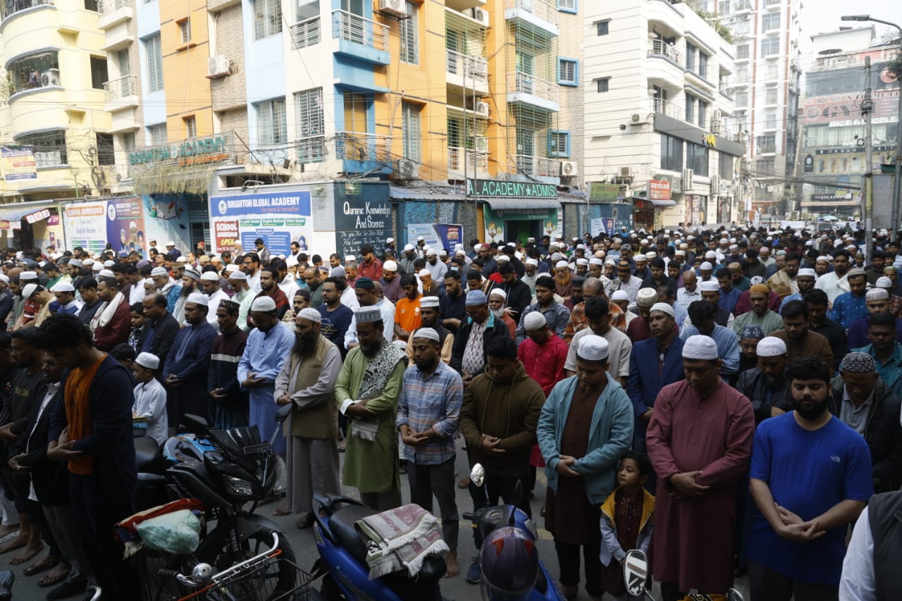 জানাজায় অংশ নিয়েছেন শত শত মানুষ।