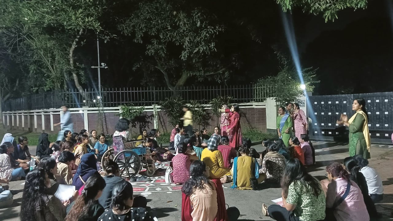 জাবি প্রক্টরের পদত্যাগের দাবিতে শিক্ষার্থীদের অবস্থান কর্মসূচি