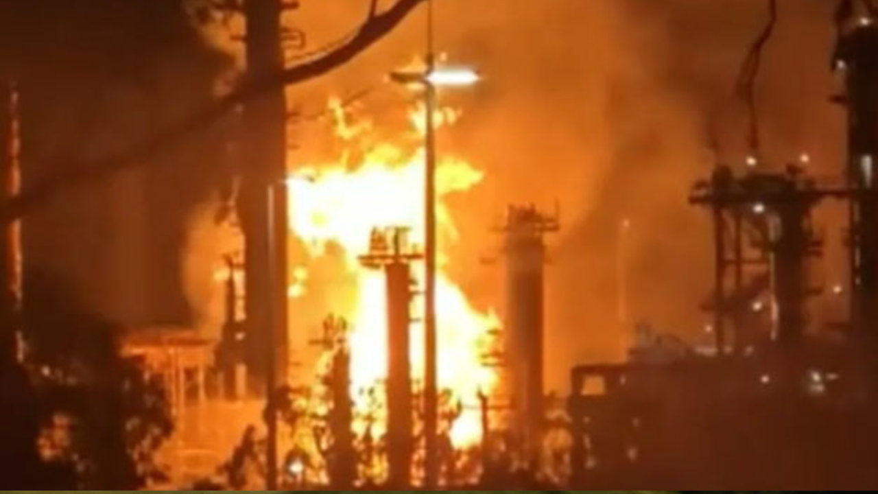 জ্বালানি সংকটের মধ্যেই অস্ট্রেলিয়ার তেল শোধনাগারে আগুন