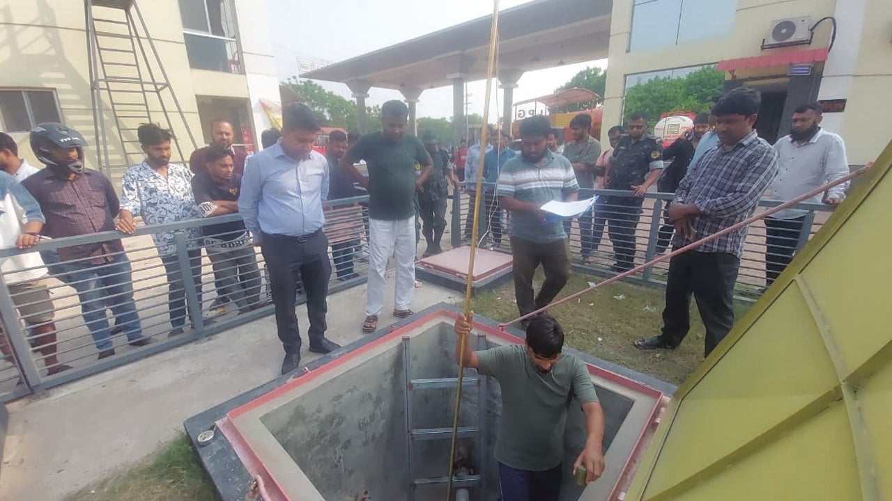 বন্ধ ফিলিং স্টেশনে মিললো ৫৪ হাজার লিটার জ্বালানি