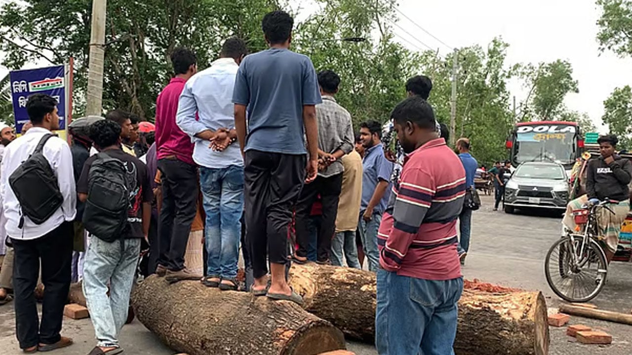 জ্বালানি তেল না পেয়ে গাছের গুঁড়ি ফেলে মহাসড়ক অবরোধ