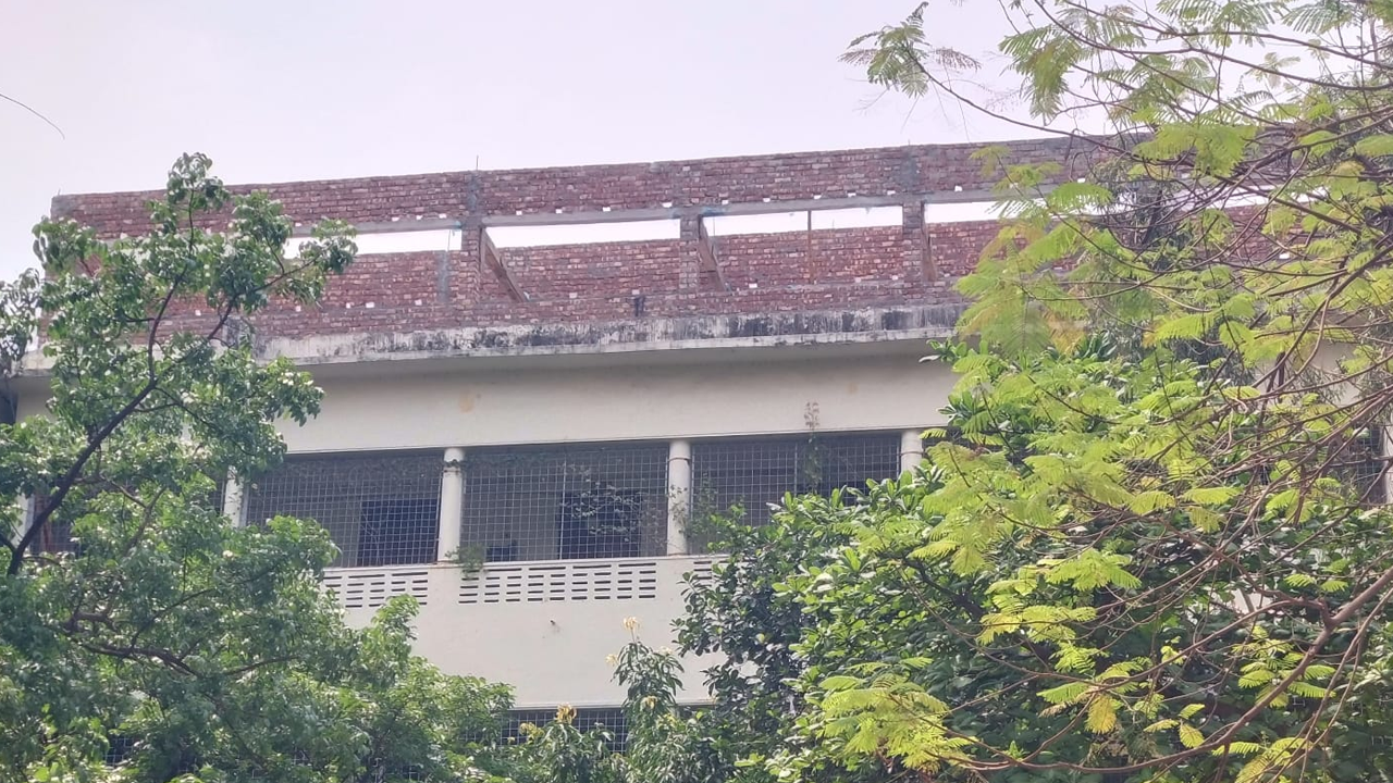 জবির ভবনের ছাদে শ্রেণিকক্ষ নির্মাণ, আতঙ্কে শিক্ষার্থীরা