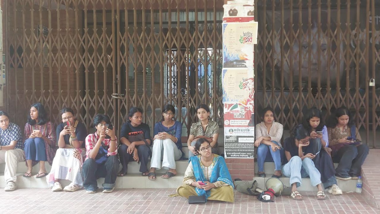 জাবিতে ধর্ষণচেষ্টা এবার রেজিস্ট্রার ভবনে তালা