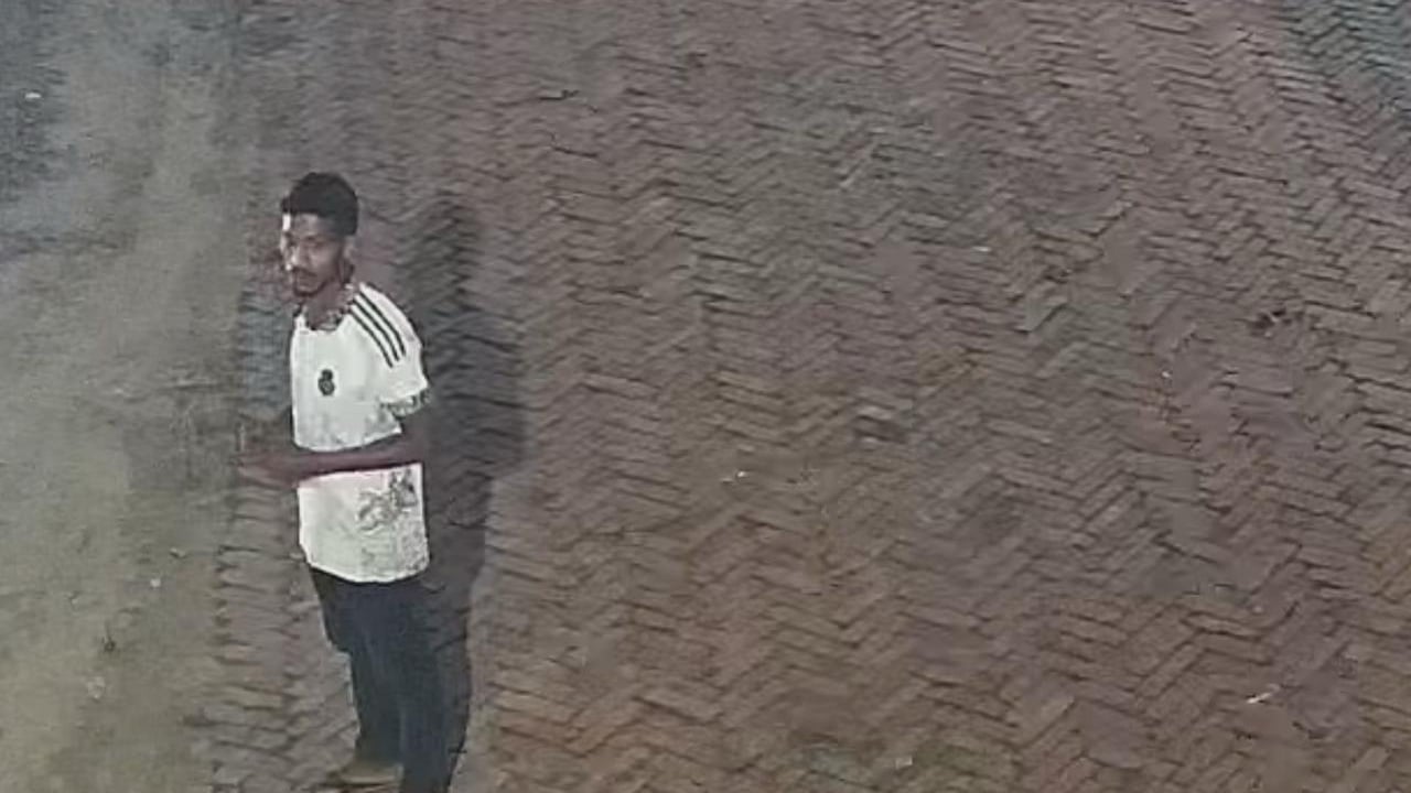 জাবি ছাত্রীকে ধর্ষণচেষ্টার আগে যুবকের রহস্যজনক ঘোরাফেরা