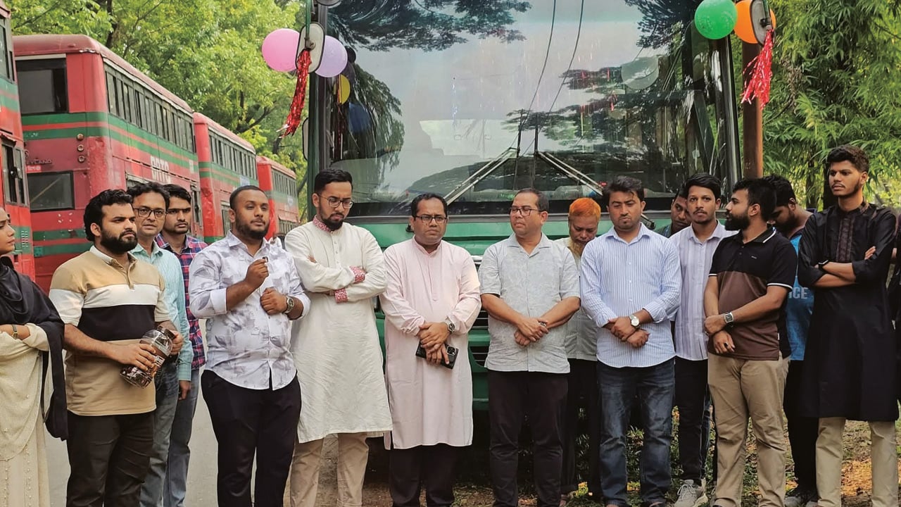 জাকসুর উদ্যোগে চন্দ্রা রুটে বাস সার্ভিস চালু