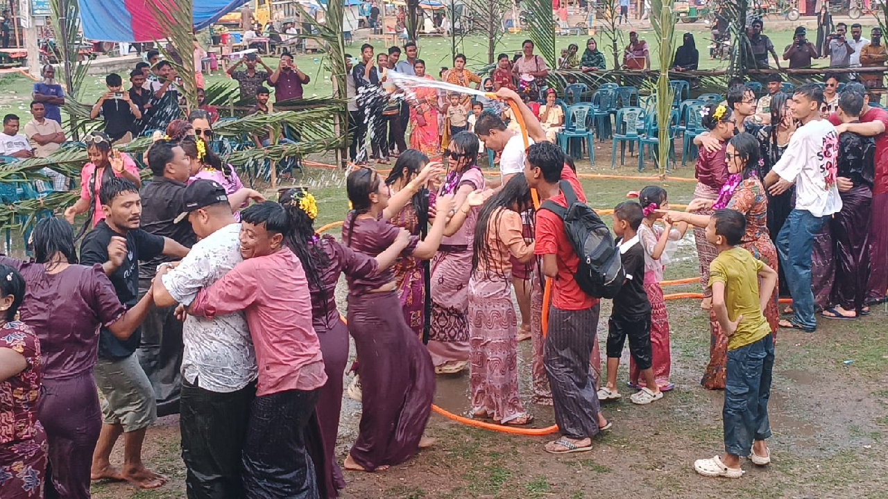 সাগরকন্যা কুয়াকাটায় জলকেলিতে মেতেছেন তরুণ–তরুণীরা