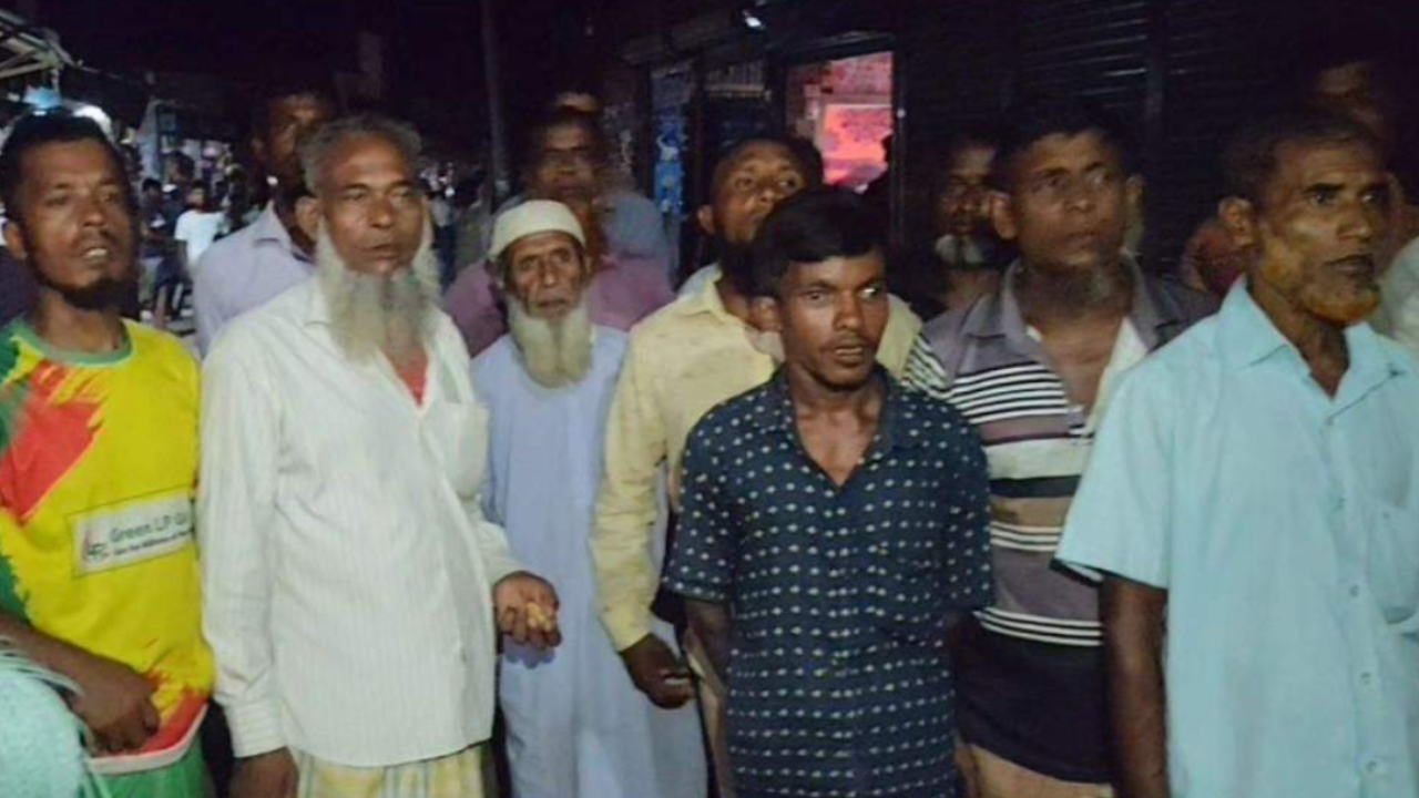 জেলেদের চাল চুরির অভিযোগে অবরুদ্ধ ইউপি চেয়ারম্যান