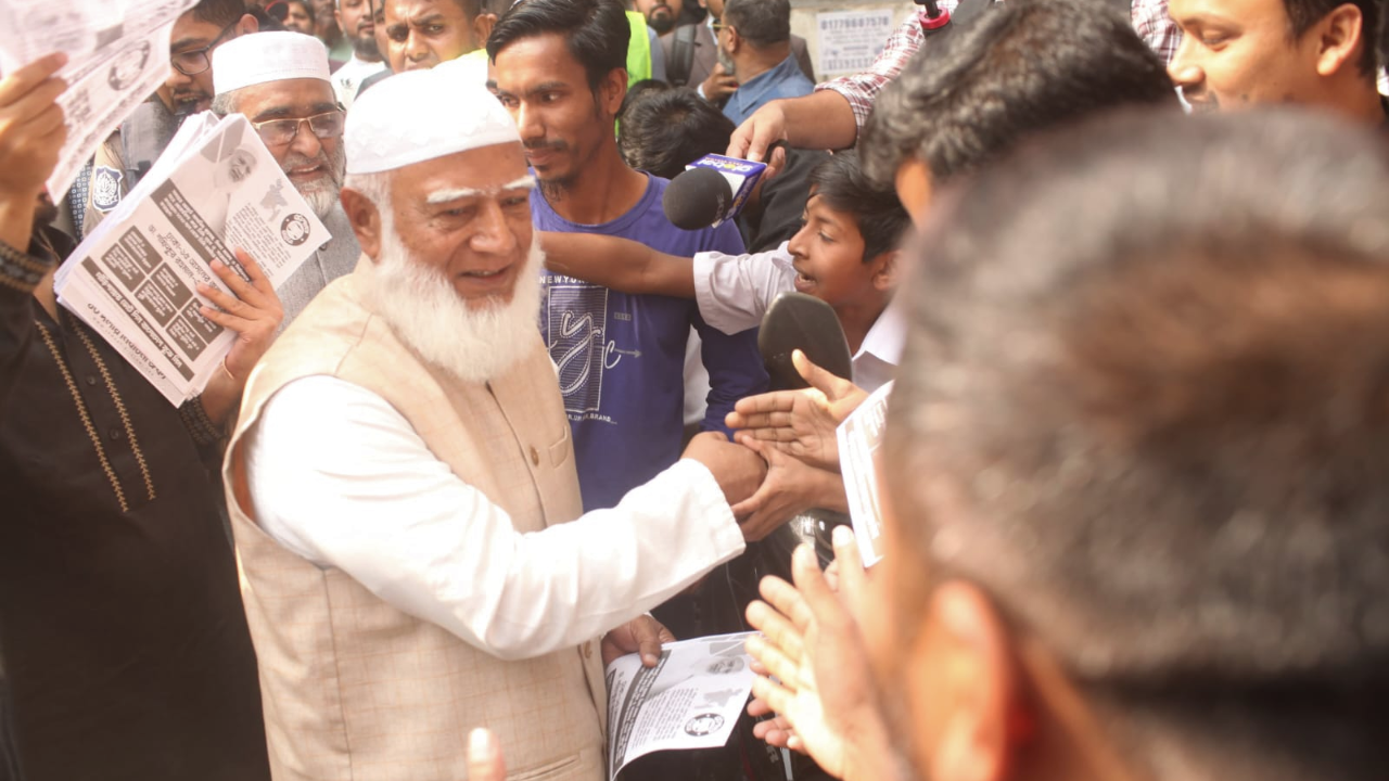 নির্বাচনী প্রচারণায় প্রার্থীরা