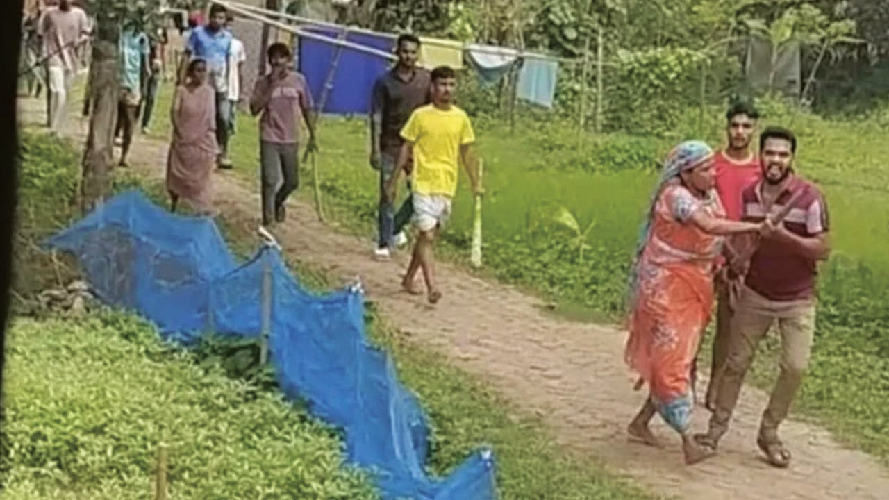 ট্যাঙ্কে পানি উঠিয়ে না দেওয়ায় বাড়িতে হামলা