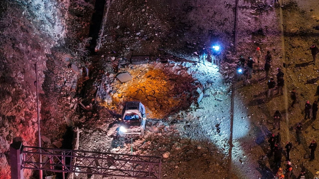 জেরুজালেমের একটি সড়কে ইরানি ক্ষেপণাস্ত্র হামলার স্থলে কর্মরত ইসরায়েলি জরুরি উদ্ধারকর্মীদের ড্রোন থেকে তোলা দৃশ্য, ১ মার্চ। ছবি: রয়টার্স