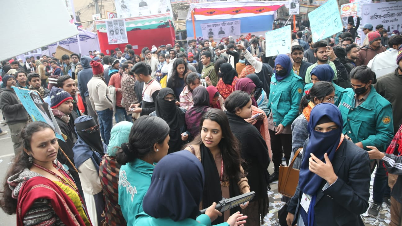 উৎসবমুখর পরিবেশে জকসু নির্বাচন