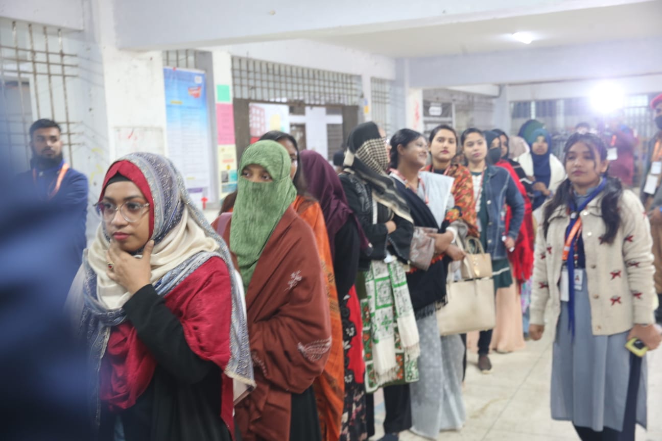 জকসু নির্বাচনে ভোট দিতে লাইনে দাঁড়িয়ে ছাত্রীরা।