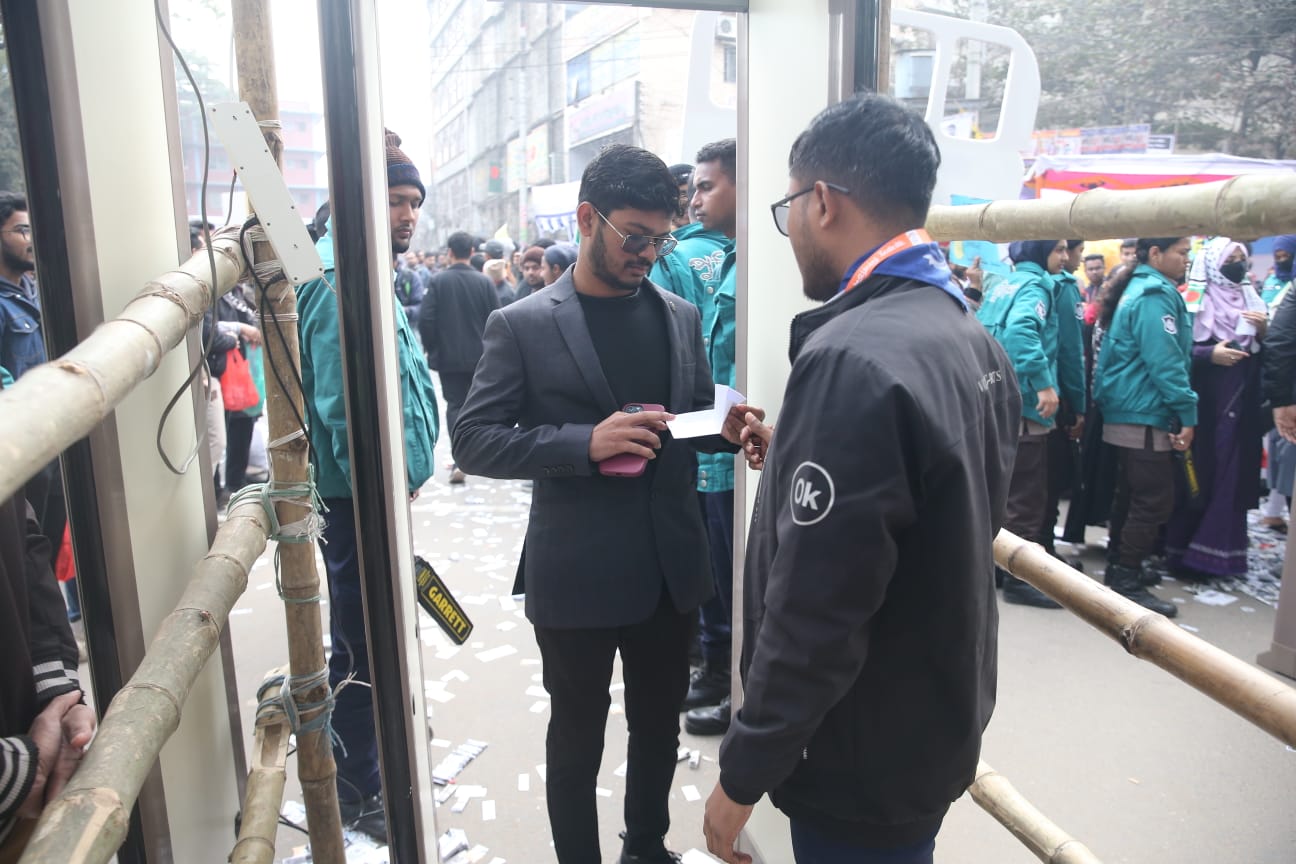 কড়া নিরাপত্তার মধ্য দিয়ে ভোটকেন্দ্রে যাচ্ছেন শিক্ষার্থীরা।