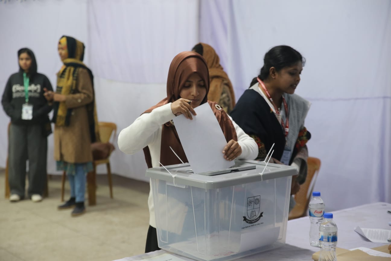 ভোট দিচ্ছেন এক শিক্ষার্থী।