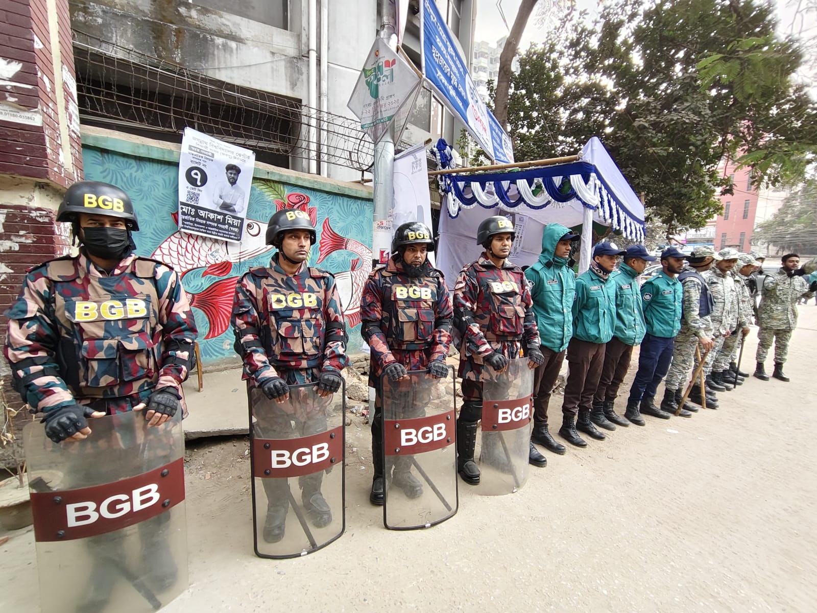 ক্যাম্পাসে নিরাপত্তায় নিয়োজিত আইনশৃঙ্খলা বাহিনী।