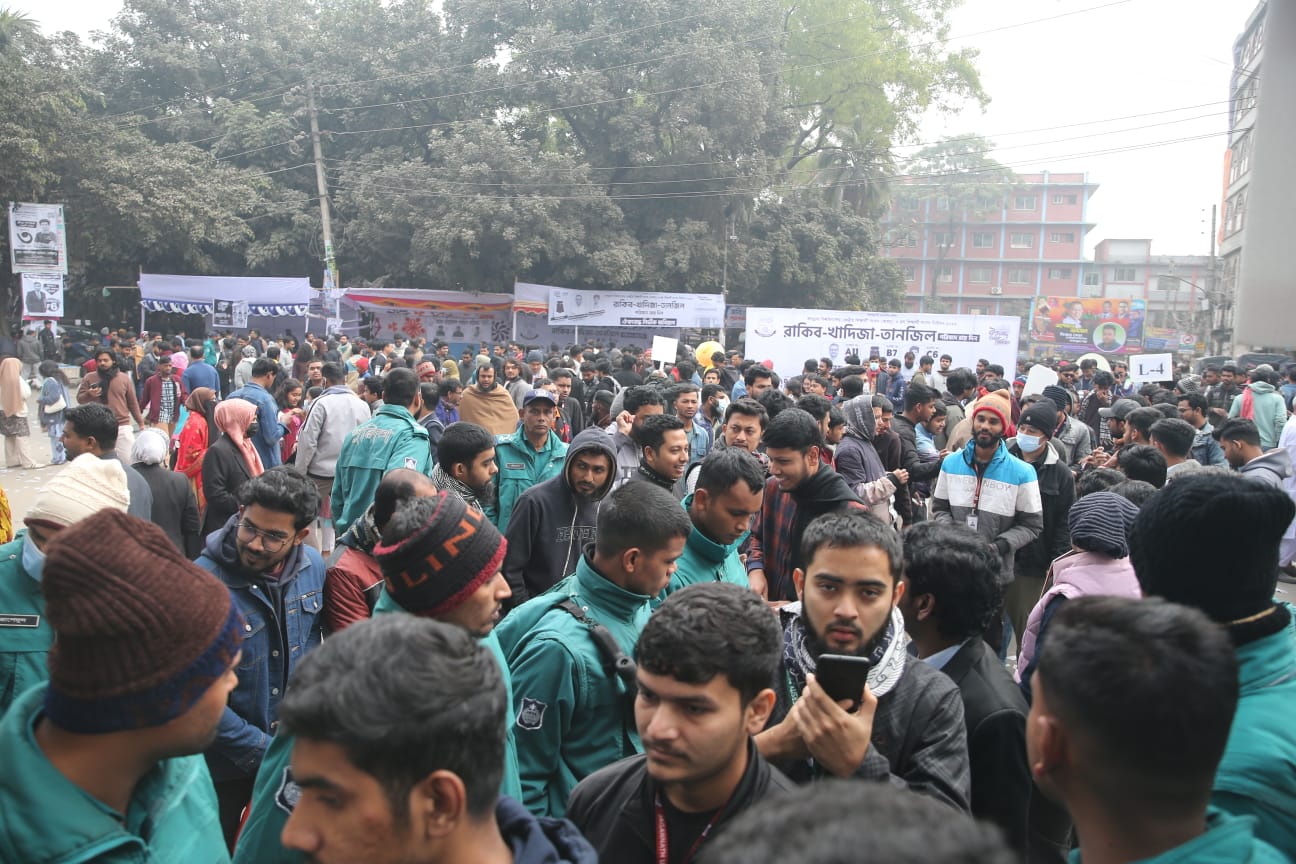 নির্বাচন উপলক্ষে জবি ক্যাম্পাসে উৎসবমুখর পরিবেশ বিরাজ করছে।