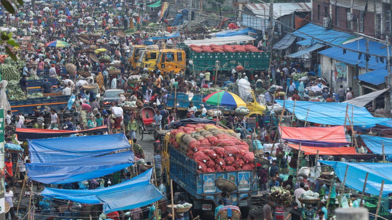 নিত্যপণ্যের দাম কমানোর ঘোষণা কারওয়ান বাজারের ব্যবসায়ীদের