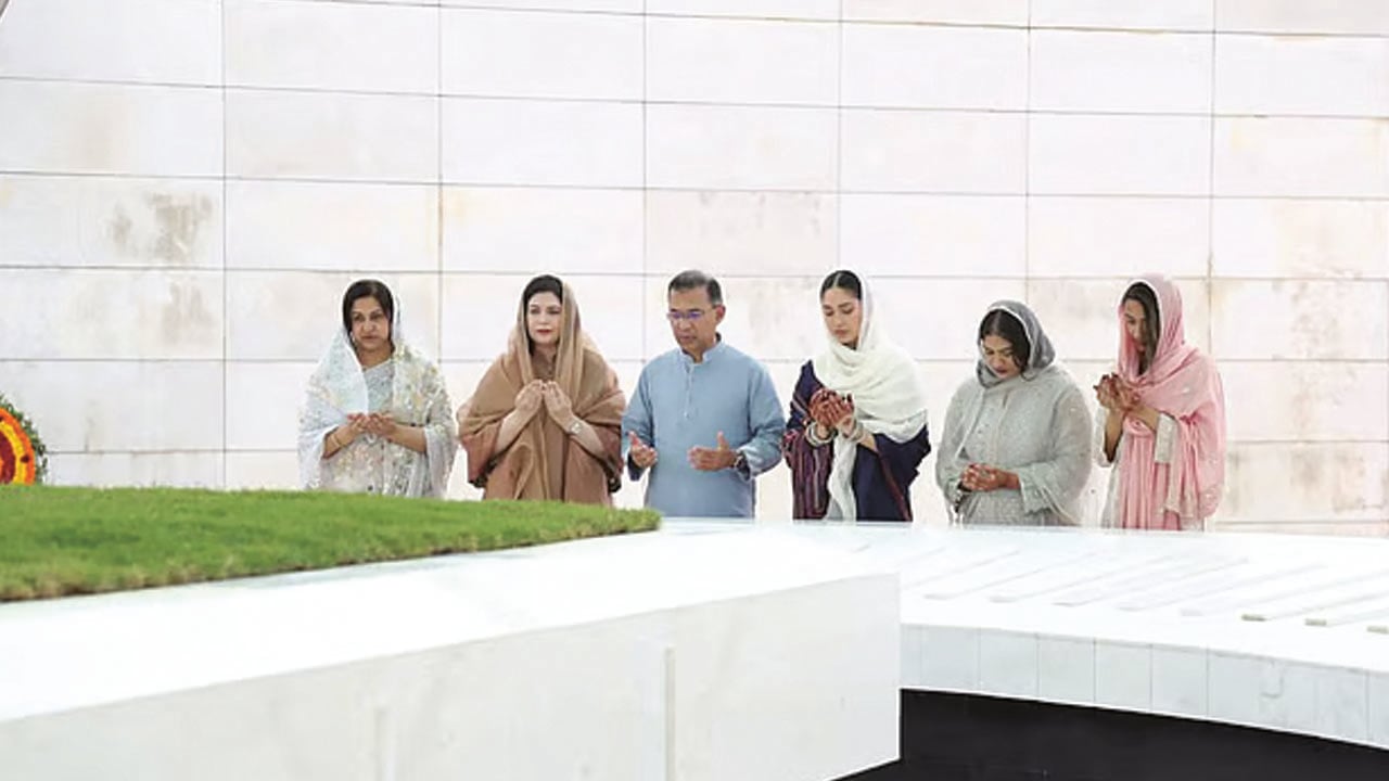 বাবা-মায়ের কবর জিয়ারত প্রধানমন্ত্রীর