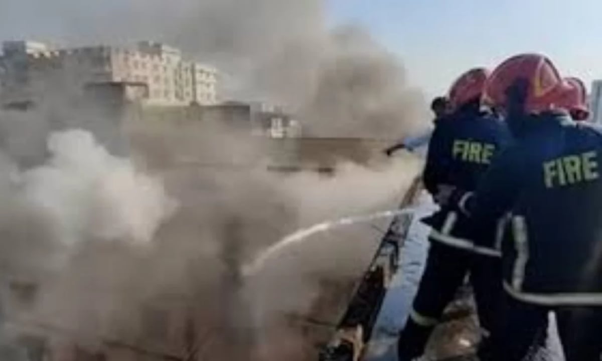 কদমতলীতে গ্যাসলাইট  কারখানার আগুন নিয়ন্ত্রণে