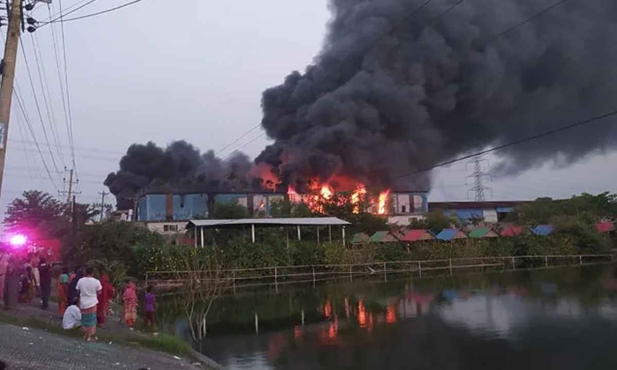 কদমতলীতে গ্যাসলাইট কারখানায় আগুন