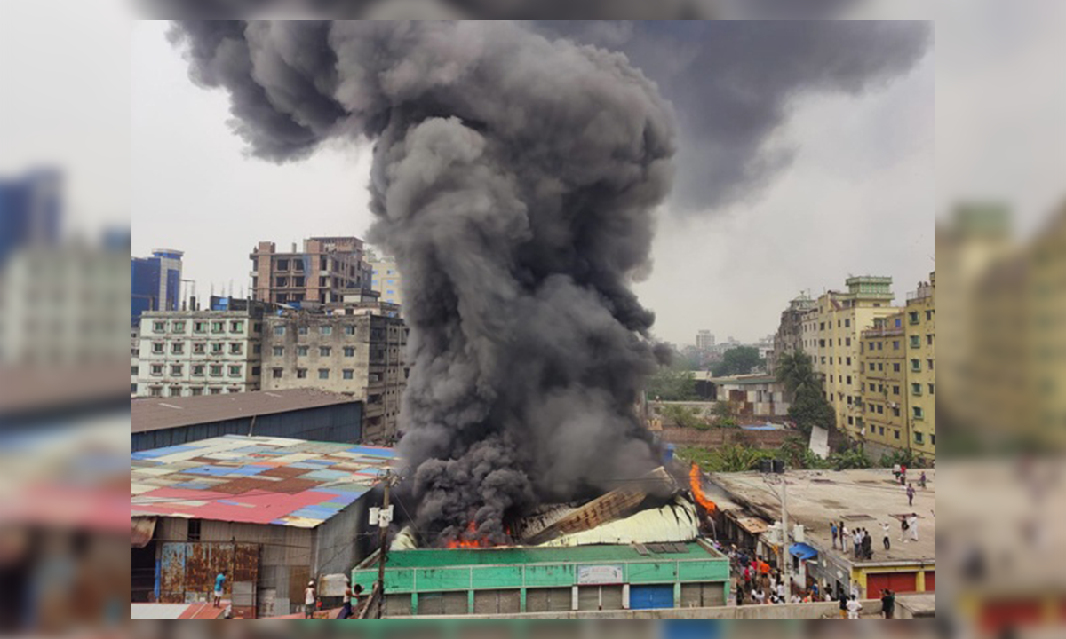 কদমতলীতে গ্যাসলাইট কারখানায় আগুন