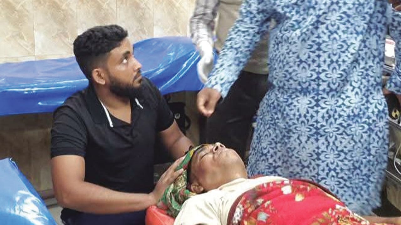 নাটোরে আ.লীগ নেতাকে কোপালেন যুবদল নেতা