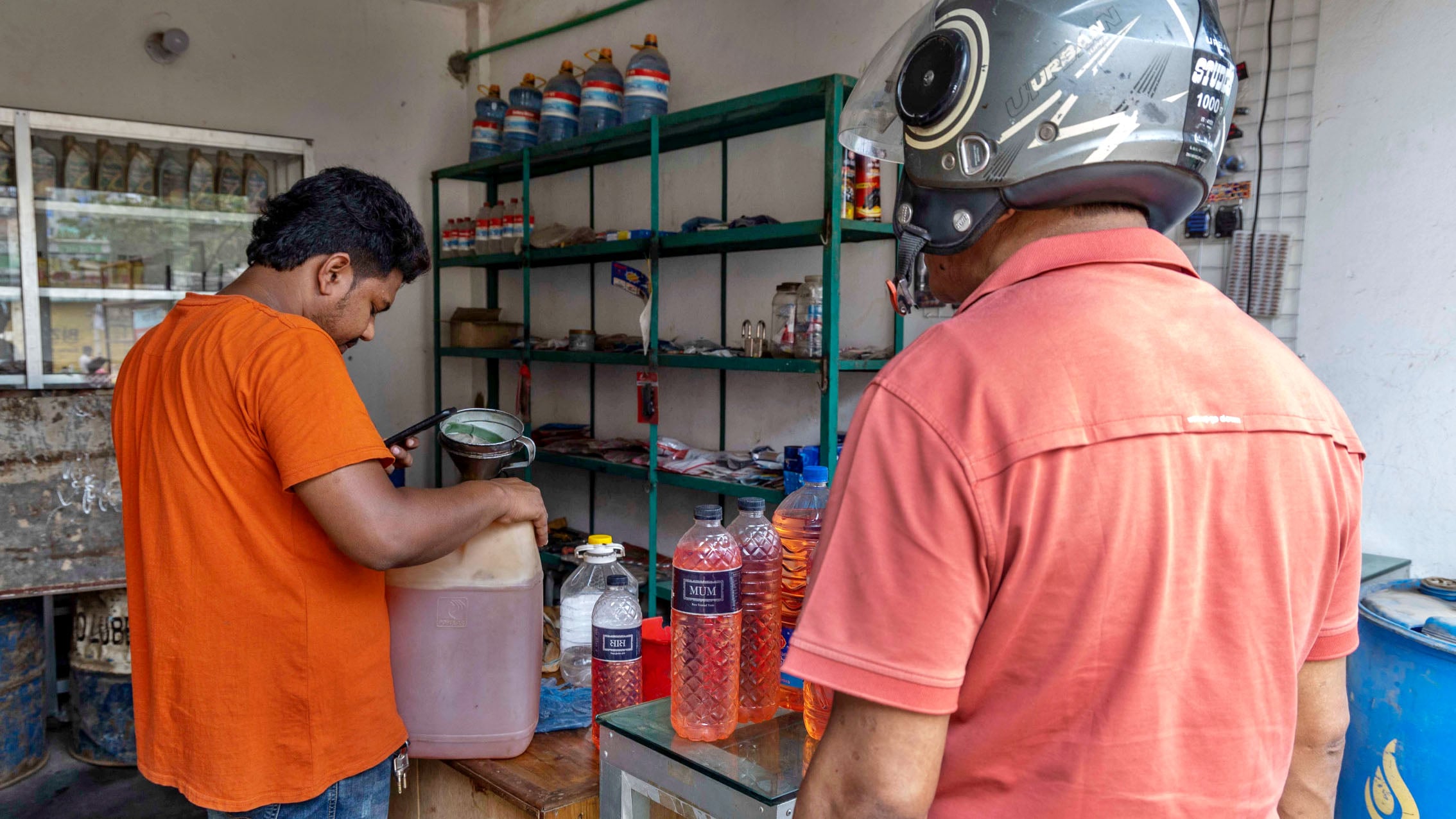 জ্বালানি সংকটে ভুগছে পুরো দেশ। সেই ফাঁকে কিছু অসাধু ব্যবসায়ী খোলা তেল বিক্রি করছেন চড়া দামে
