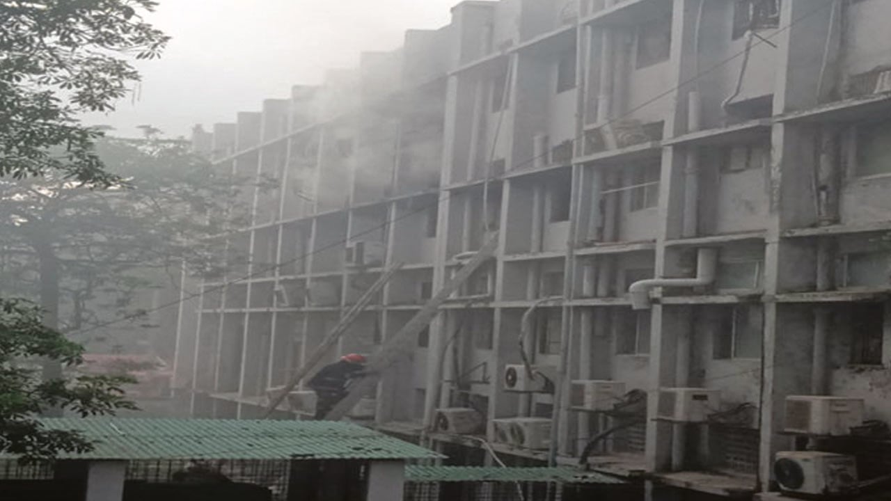 খুলনা মেডিকেলে আগুন, আইসিইউ থেকে সরানোর সময় রোগীর মৃত্যু