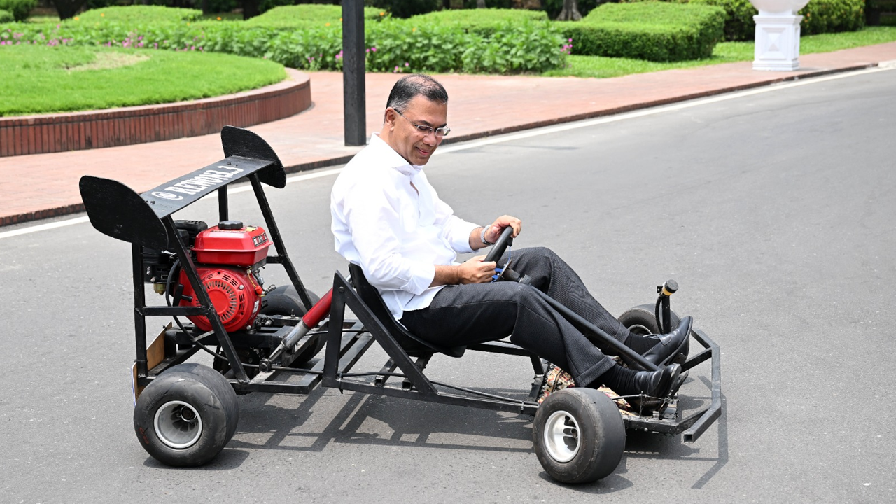 কলেজছাত্রকে উৎসাহ