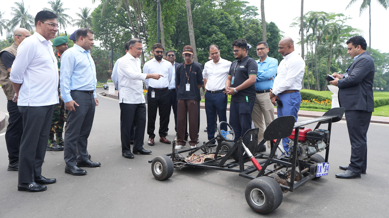 তেজগাঁওয়ে প্রধানমন্ত্রীর কার্যালয় প্রাঙ্গণে রিজওয়ান রশীদের রেসিং কার
