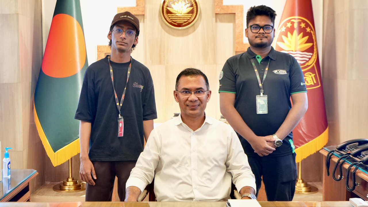 প্রধানমন্ত্রী তারেক রহমানের সঙ্গে রিজওয়ান রশীদ (বাঁয়ে)