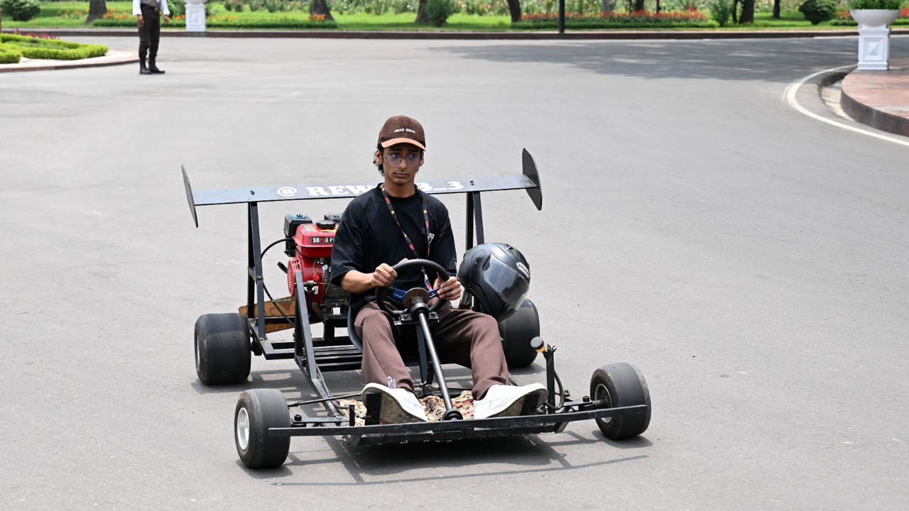 নিজের তৈরি করা গো-কার্ট চালিয়ে দেখান রিজওয়ান রশীদ