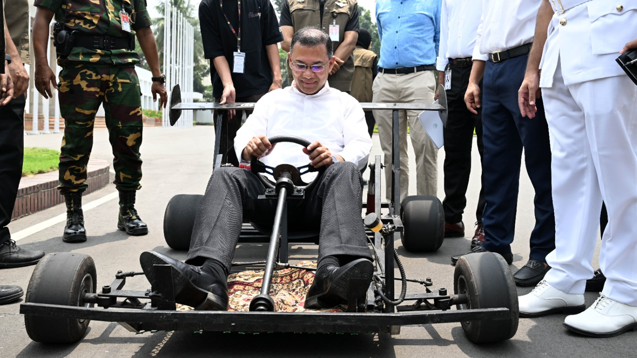 রিজওয়ান রশীদের তৈরি করা রেসিং কারে চালকের আসনে প্রধানমন্ত্রী তারেক রহমান