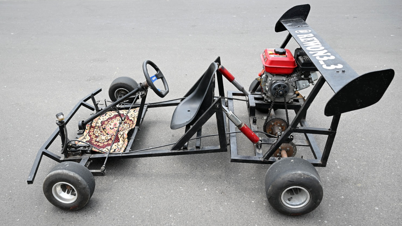 স্থানীয় যন্ত্রাংশ ব্যবহার করে তৈরি করা রিজওয়ান রশীদের গো-কার্ট (রেসিং কার)